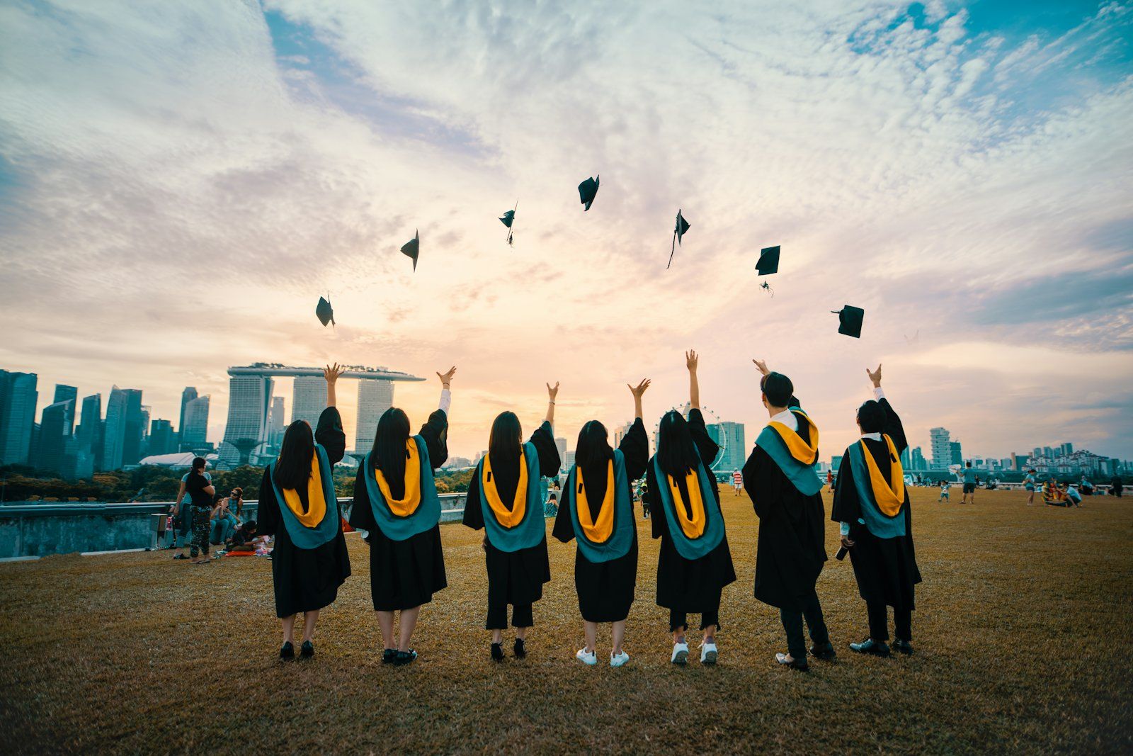 Étudiants célébrant leur remise de diplôme